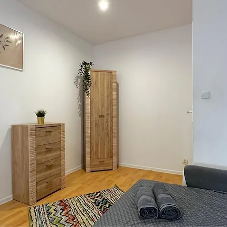 Leaf - 20 Minutes To Old Town & Seaside Δωμάτια σε οικογενειακή κατοικία